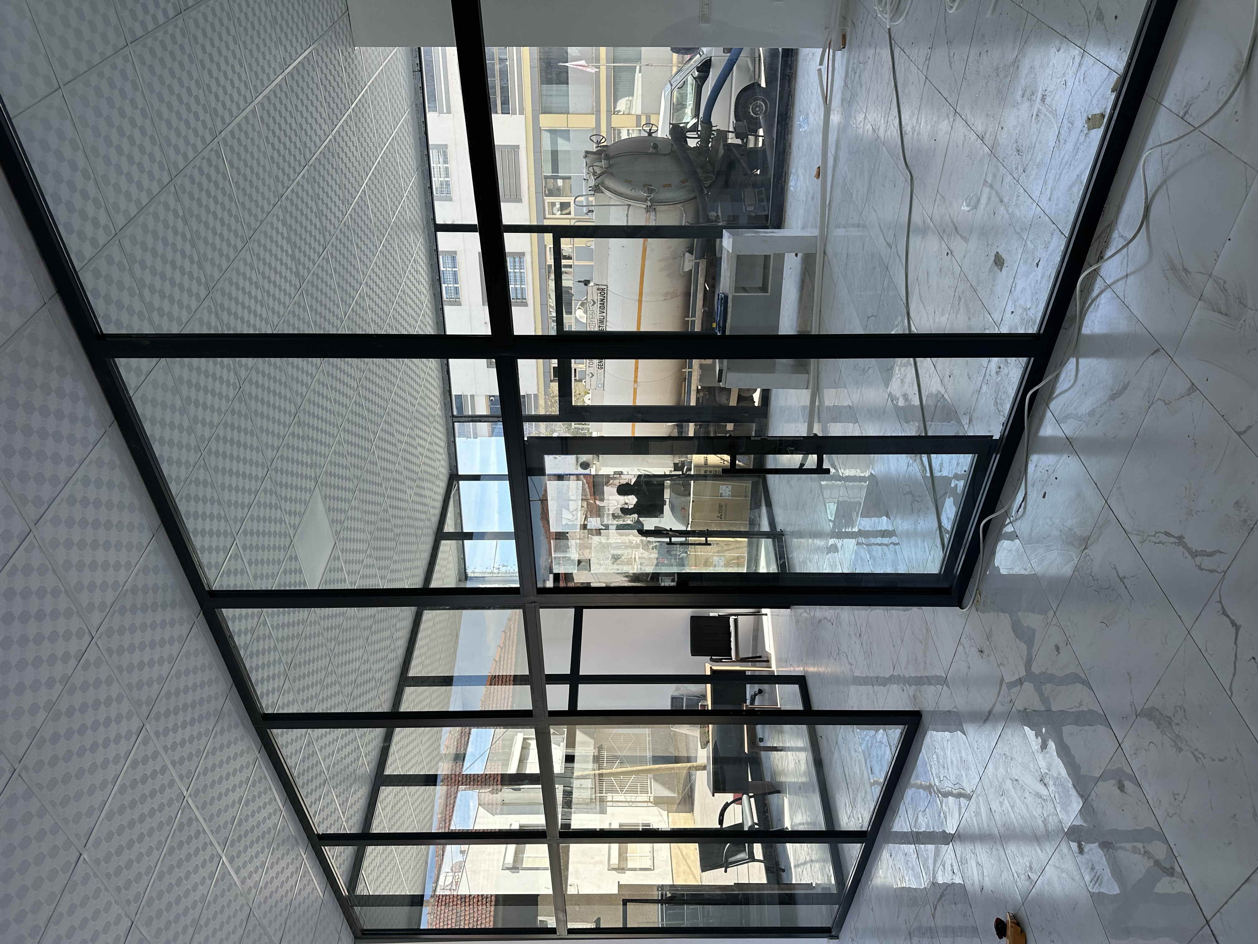 Showroom içi ürün sergileme alanı