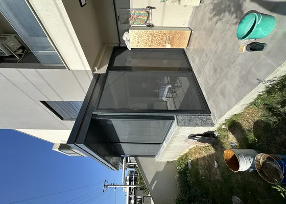 Panjur ve sineklik montajı sonrası balkon görünümü